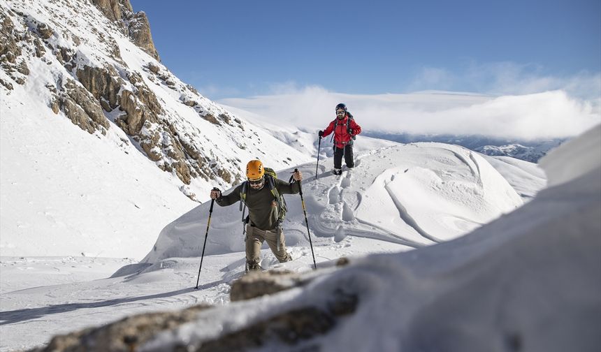 Tunceli'de karlı dağlara yapılan tırmanışlar kış turizmine canlılık katıyor