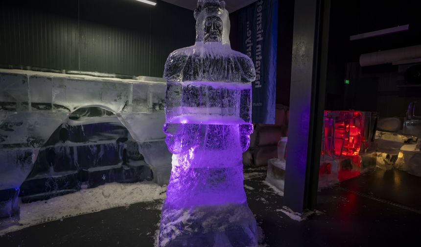 Türk kültüründe öne çıkan karakter ve malzemeleri buza işlediler