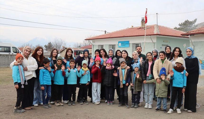 Üniversiteli gönüllü gençler ördükleri atkı ve berelerle köy çocuklarını ısıtıyor