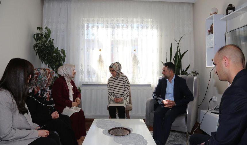 Van Büyükşehir Belediyesi ekipleri engelli bireyleri evlerinde ziyaret etti