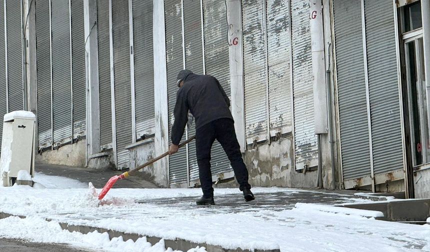 Van ve Hakkari'de kar nedeniyle 172 yerleşim yerine ulaşım sağlanamıyor
