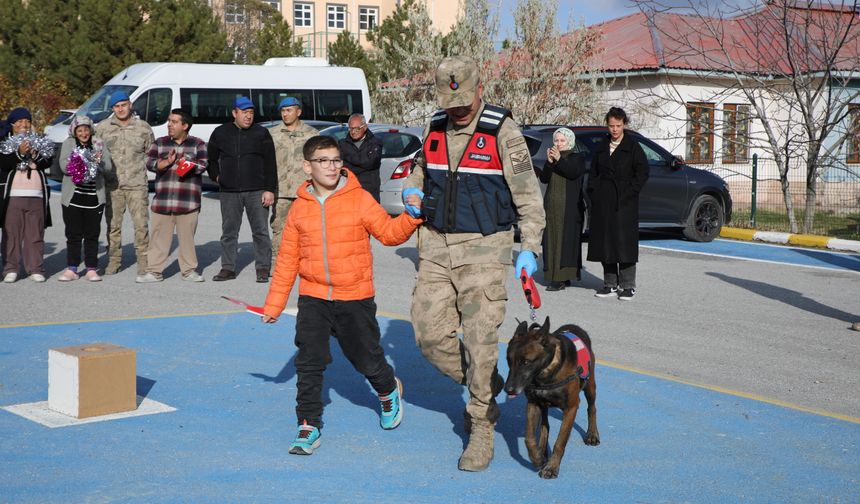 Van'da jandarma ekiplerinden özel gereksinimli bireyler için etkinlik