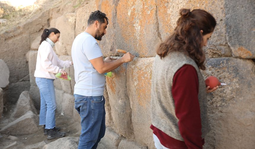 Van'daki Körzüt Kalesi'nde 'giriş yolu' ortaya çıkarıldı