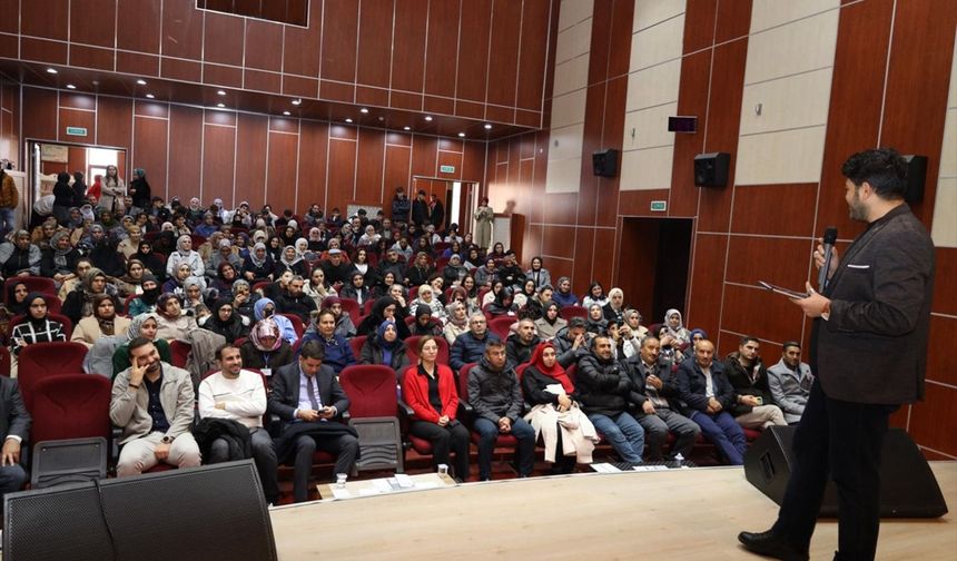 Varto'da aile konulu konferans düzenlendi