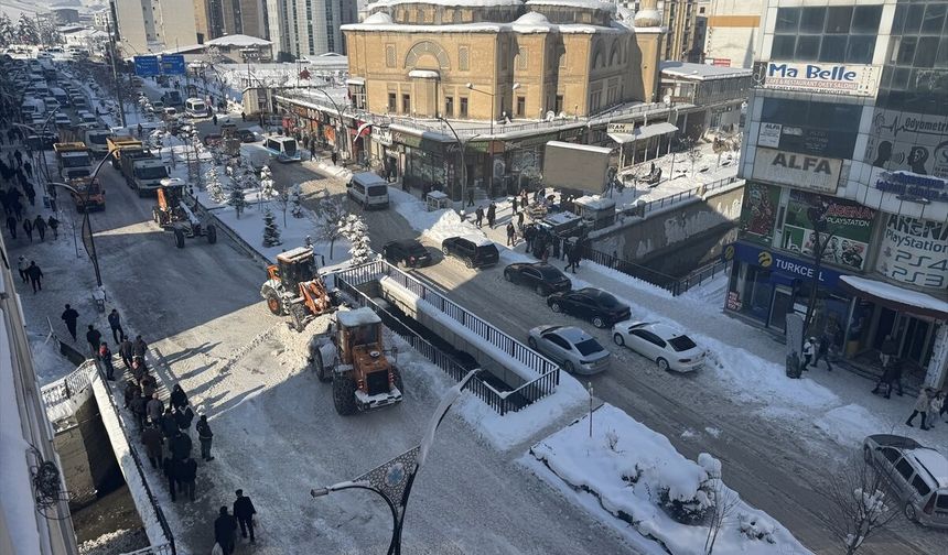 Yüksekova'da karla mücadele çalışmaları sürüyor
