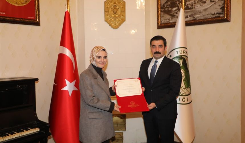 Bakan Göktaş'tan, Kars'ta 'Huzurlu Aile Huzurlu Toplum Projesi'ni yapan kaymakama teşekkür belgesi