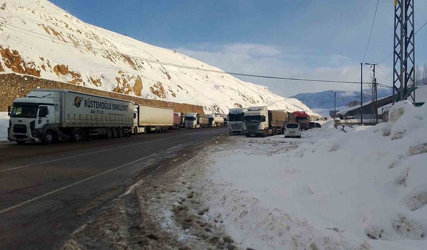 Bingöl-Erzurum kara yolu ağır tonajlı araç trafiğine kapatıldı: Kilometrelerce kuyruk oluştu