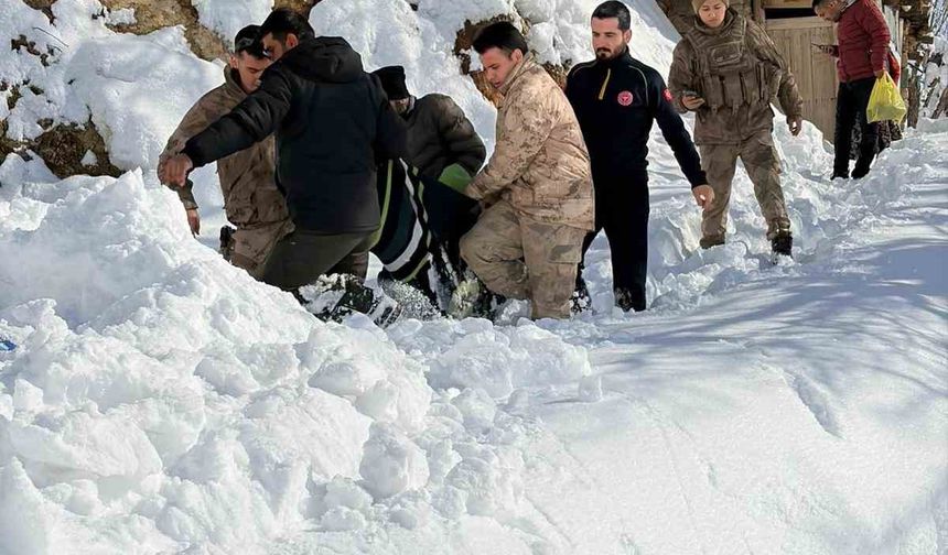 Bingöl'de ekipler karbonmonoksit gazından zehirlenen şahıs için seferber oldu