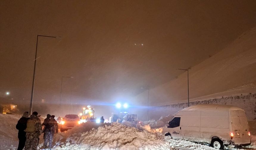 Bitlis'te 3 aracın üzerine çığ düştü