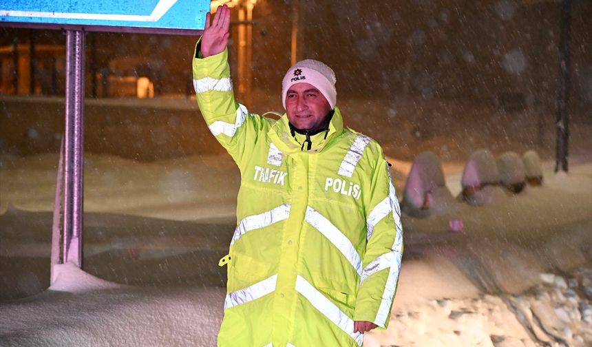 Bitlis'te kar nedeniyle yolda kalan sürücülere trafik ekipleri yardım ediyor