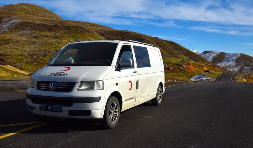 Bitlis'te Türk Kızılay gönüllüleri köyleri dolaşarak ihtiyaç sahiplerine ulaşıyor