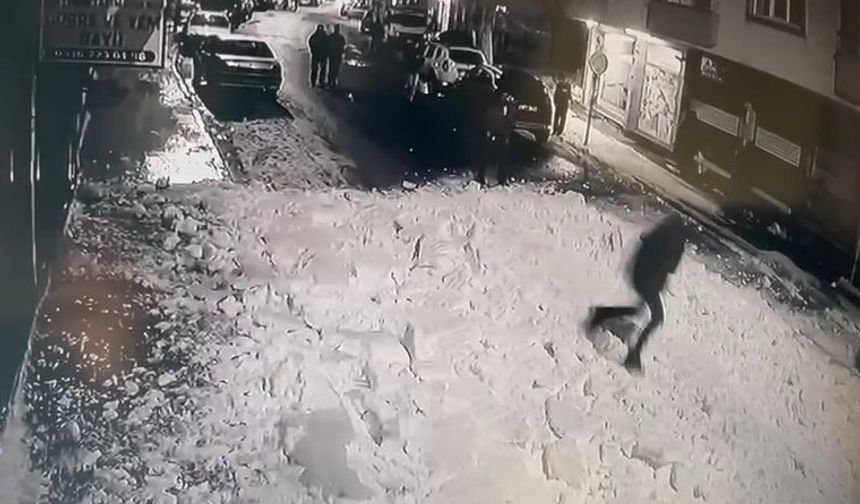 Çatıdan kar kütleleri düştü: Bir şahıs koşarak saniyeler içerisinde kurtuldu