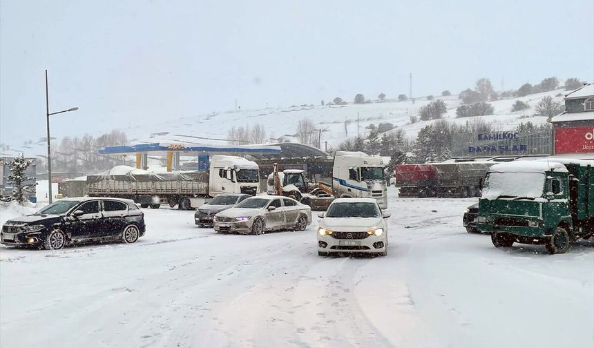 Erzincan-Sivas kara yolunda ulaşım güçlükle sağlanıyor