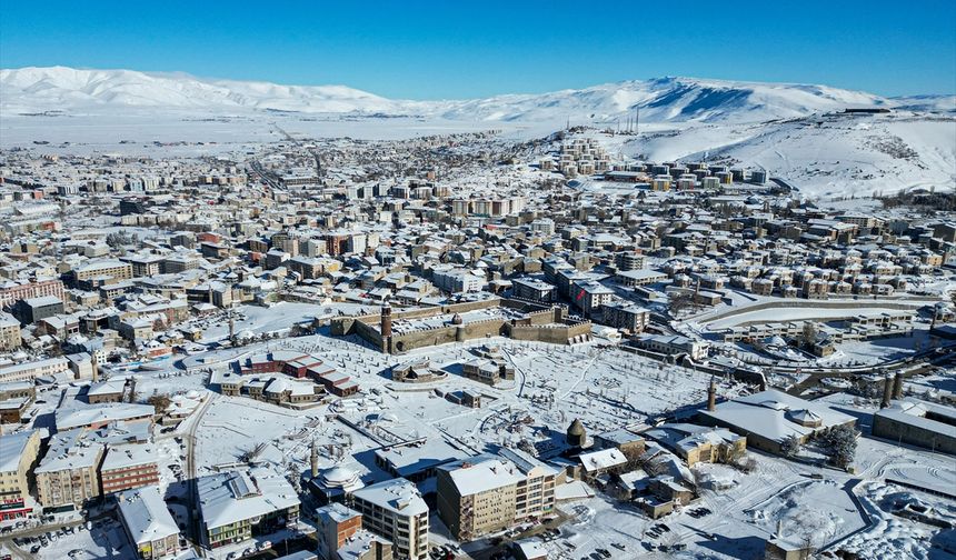 Erzurum, Kars, Ağrı, Tunceli ile Ardahan'da kar ve soğuk hava etkili oldu