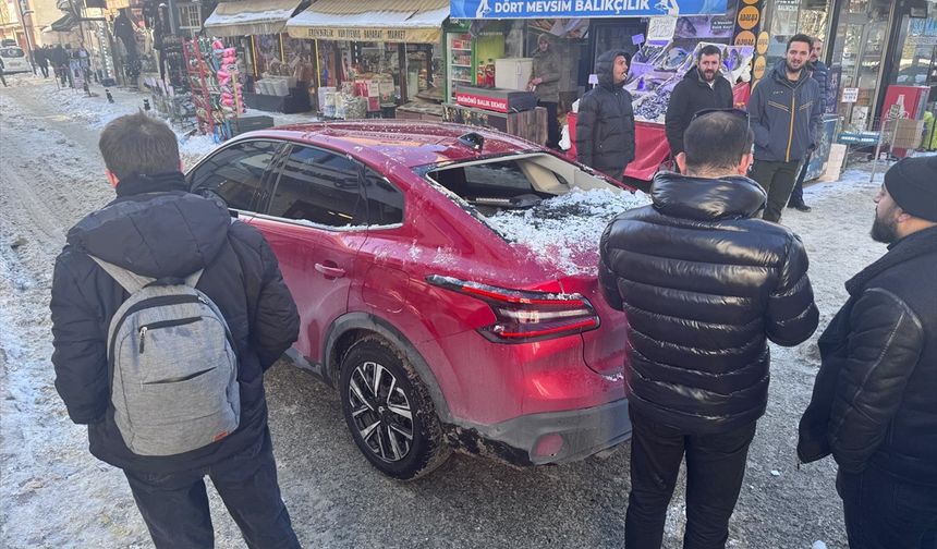 Erzurum'da çatıdan düşen kar kütlesi seyir halindeki araçta hasara yol açtı