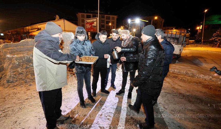 Erzurum'da karla mücadele ekiplerine çay ve tatlı ikramında bulunuldu