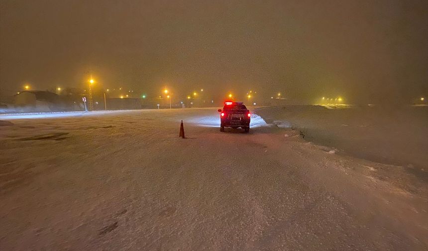 GÜNCELLEME - Kars-Ardahan kara yolu trafiğe kapatıldı