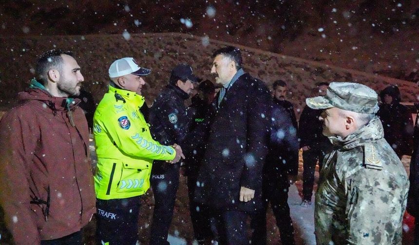 Hakkari Valisi Çelik, yılbaşı gecesi görevli personelin yeni yılını kutladı