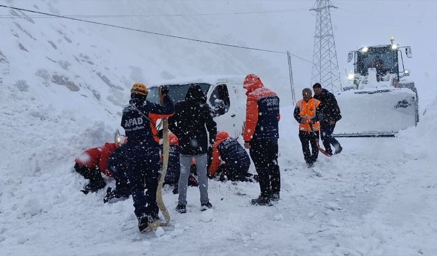 Hakkari'de çığ altında kalan hafif ticari araçtaki 2 kişi kurtarıldı