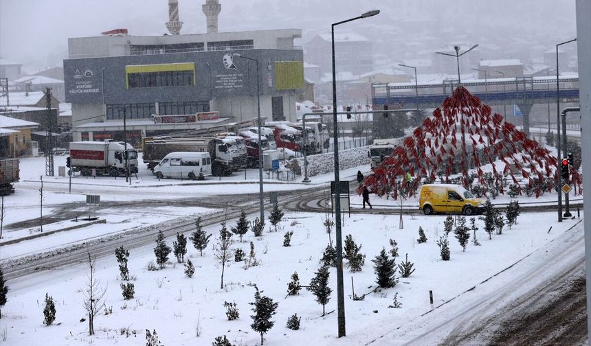 Kar nedeniyle kapanan Hekimhan-Kangal kara yolu yeniden açıldı