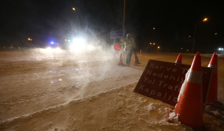 Kars'ta kar ve tipi nedeniyle bazı yollar tüm araç trafiğine kapatıldı