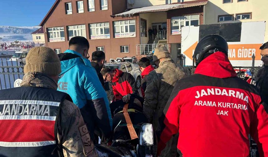 Kayak merkezinde düşerek yaralanan şahsın yardımına JAK ve UMKE yetişti