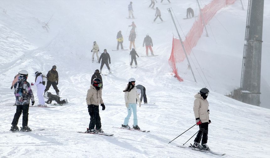 Kayakseverler Palandöken Kayak Merkezi'nde, yeni yılın ilk gününde eğlenceli vakit geçiriyor