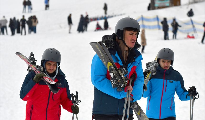 Sarıkamış Kayak Merkezi'nde yeni yılın ilk gününde yoğunluk yaşandı