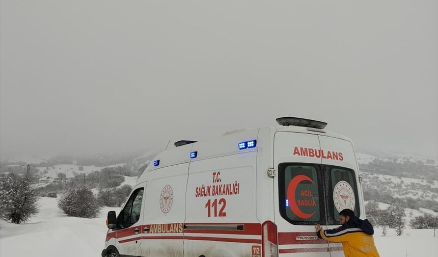 Tunceli'de kar nedeniyle yolu kapanan mezradaki hasta ekiplerce hastaneye ulaştırıldı