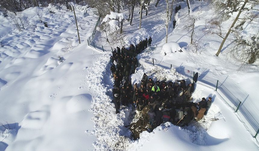 Van'da çığ düşmesi sonucu hayatını kaybeden kadının cenazesi toprağa verildi