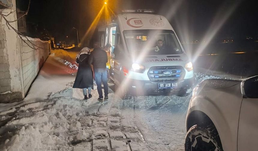 Van'da ulaşım sağlanamayan yerleşim yerlerindeki hastaların yardımına ekipler yetişti