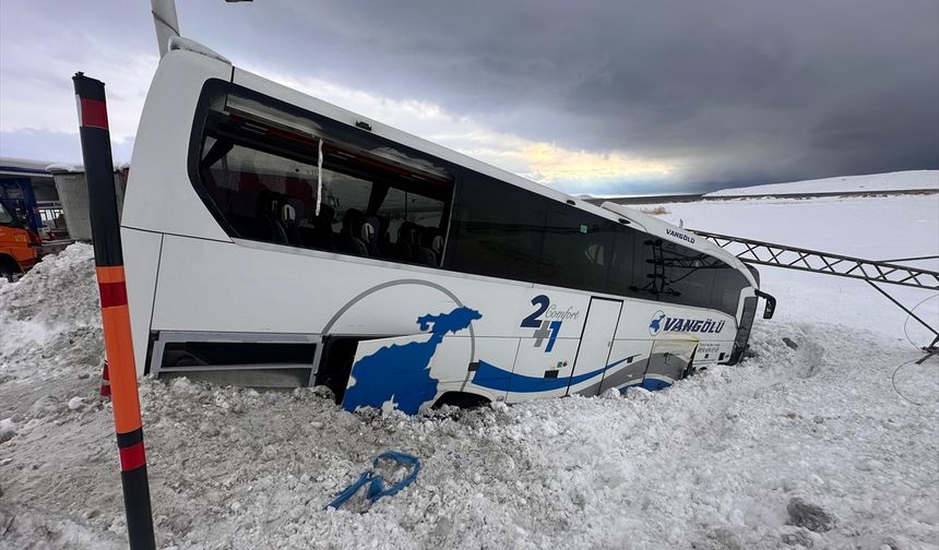 Van'da yoldan çıkan otobüsteki 11 yolcu yaralandı