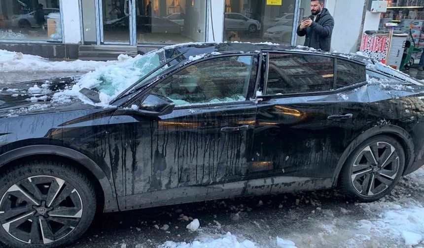 Bingöl'de çatıdan düşen kar otomobile zarar verdi