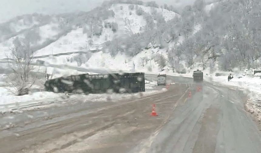 Bingöl'de tır devrildi: 1 yaralı