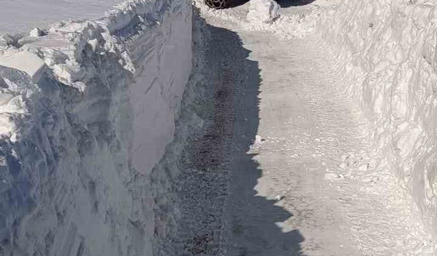 Karlıova'da 2 metreyi aşan karla mücadele