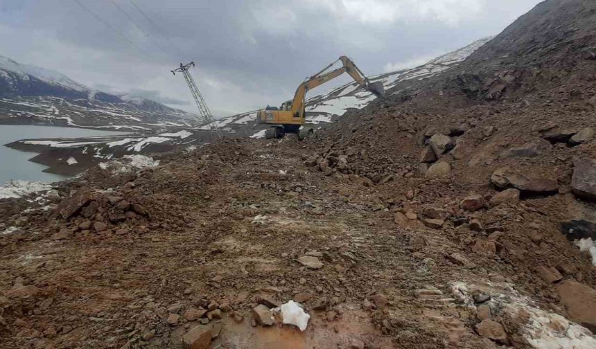 Solhan'da heyelan ve yol çökmesine karşı yoğun mesai