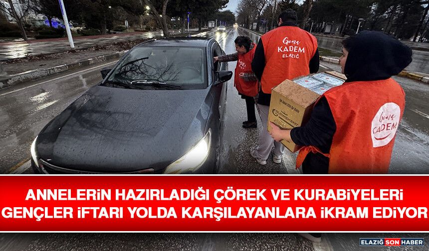 Annelerin Hazırladığı Çörek ve Kurabiyeleri Gençler İftarı Yolda Karşılayanlara İkram Ediyor