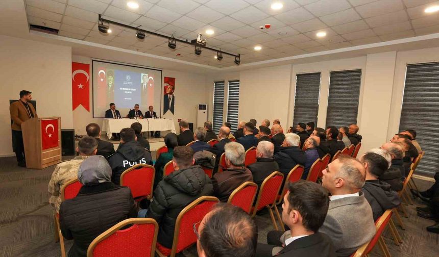 Vali Çelik Kiğı'da muhtarlarla bir araya geldi