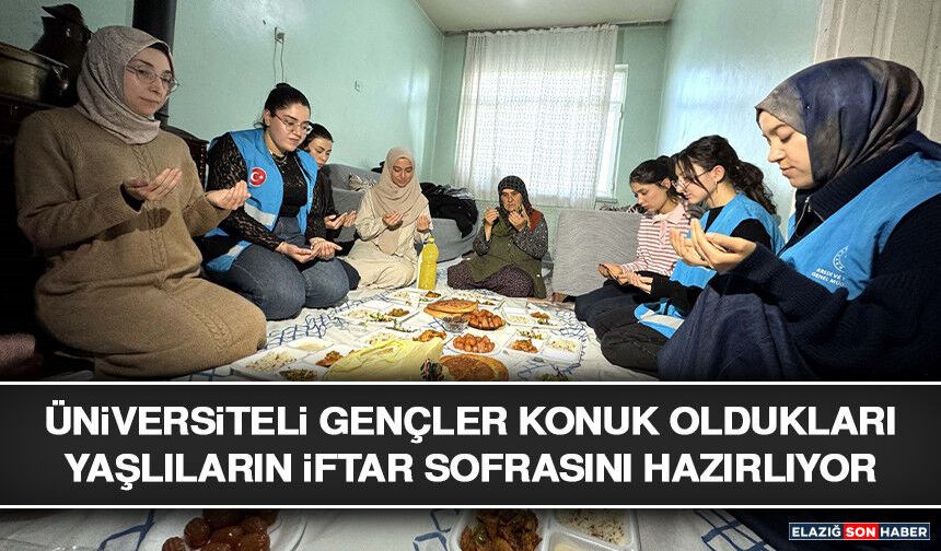 Üniversiteli Gençler Konuk Oldukları Yaşlıların İftar Sofrasını Hazırlıyor