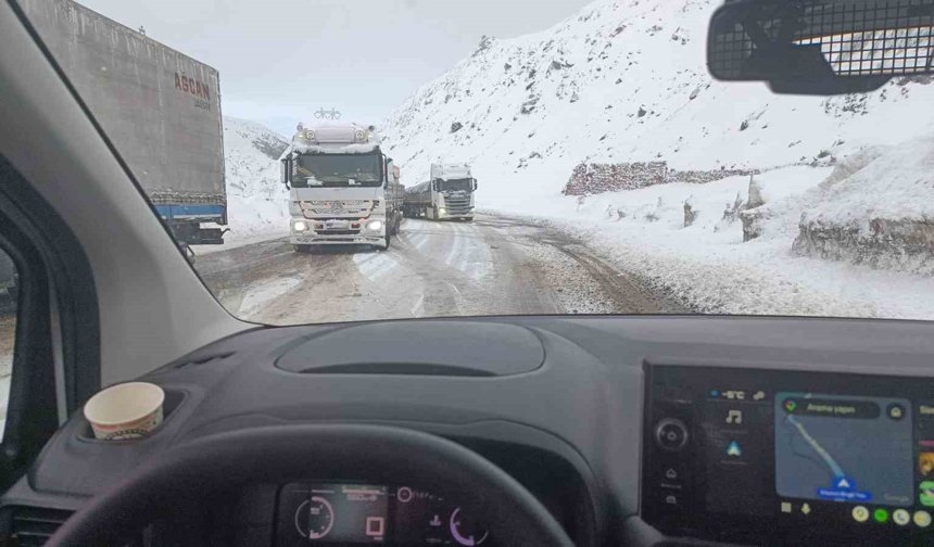 Bingöl-Erzurum kara yolunda kar etkisi: Uzun araç kuyrukları oluştu