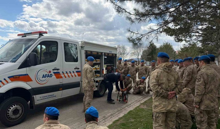 Bingöl'de jandarma personeline enkazda arama kurtarma eğitimi