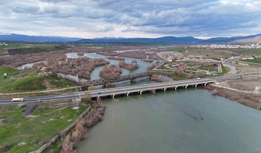 Bingöl'de Murat Nehri'nde debi yükseldi, tarihi köprüyle birlikte eşsiz manzaralar oluştu