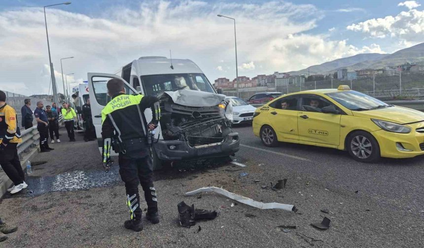 Bingöl'de zincirleme kaza: 3 yaralı