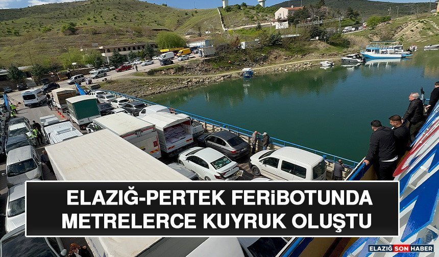 Elazığ-Pertek Feribotunda Metrelerce Kuyruk Oluştu