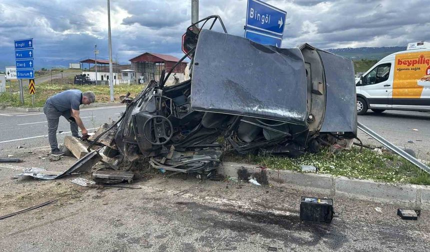 Bingöl'de hayvan yüklü kamyon otomobillere çaptı: 1'i ağır 2 yaralı