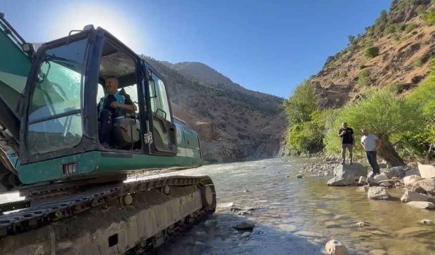Kayıp şahsı arama çalışmalarında Sarım Çayı'nın yönü değiştirildi