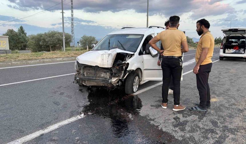 Lastiği patlayan araç refüjdeki direği devirdi: 1 yaralı