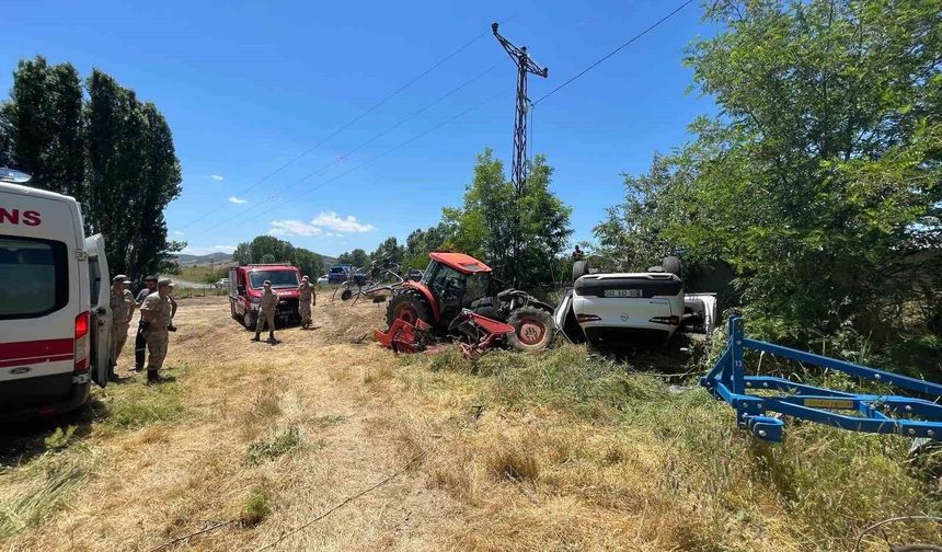 Park halindeki traktöre çarpan otomobil ters döndü: 1 yaralı