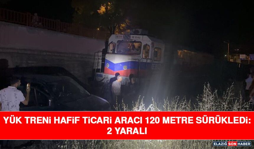 Yük Treni Hafif Ticari Aracı 120 Metre Sürükledi: 2 Yaralı