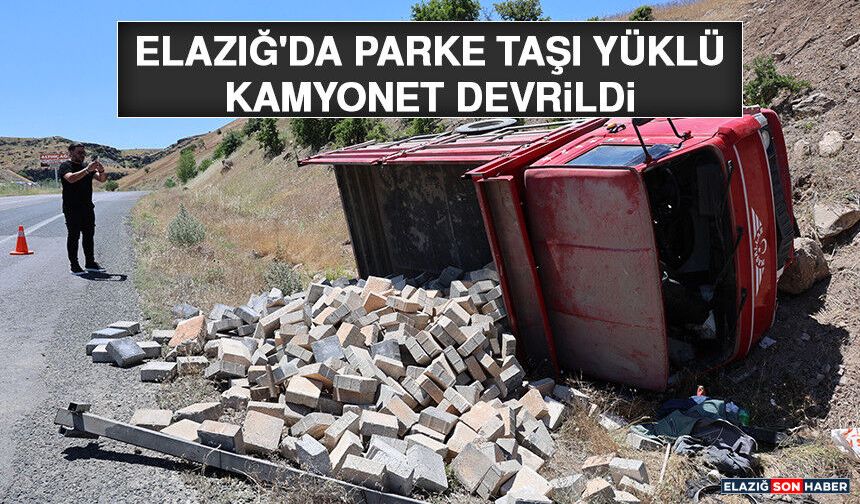 Elazığ'da Parke Taşı Yüklü Kamyonet Devrildi